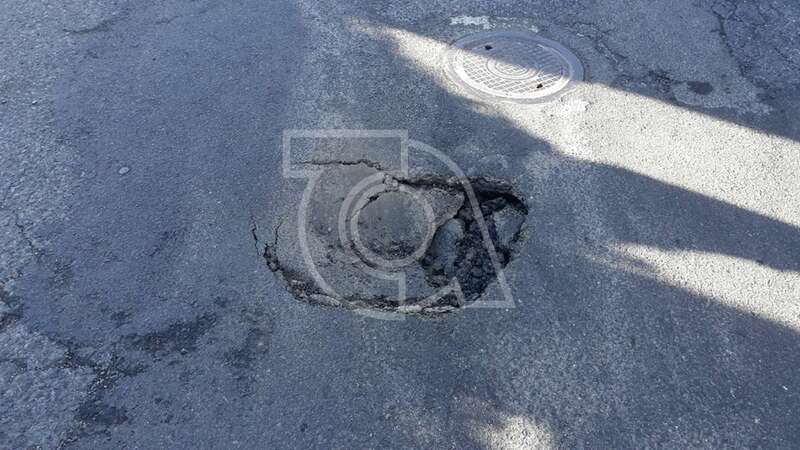 Peligroso hoyo en la calle de Río Júcar (Foto TA)